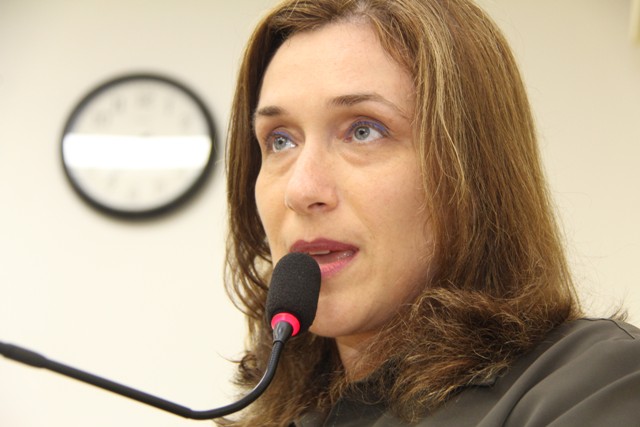 Juliana Damus busca verbas para Creche e castração de animais