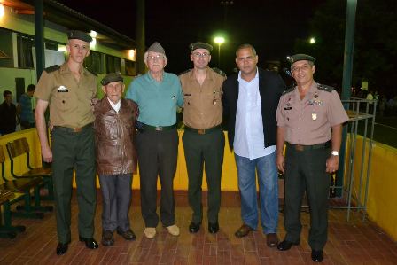 Edio Lopes participa da formatura de atiradores do Tiro de Guerra