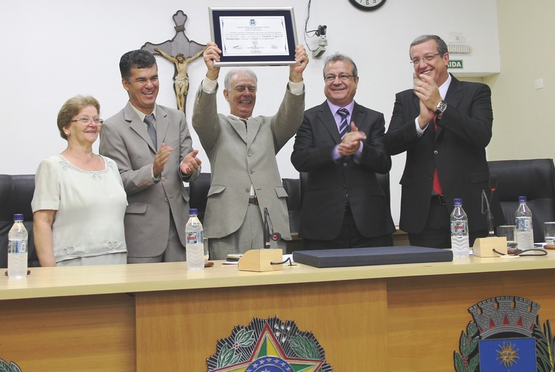 Descendente de Dom Diniz, VI Rei de Portugal é homenageado na Câmara