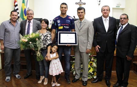 Exemplo de superação: Karateca Aguinaldo dos Santos recebe título de Honra ao Mérito 