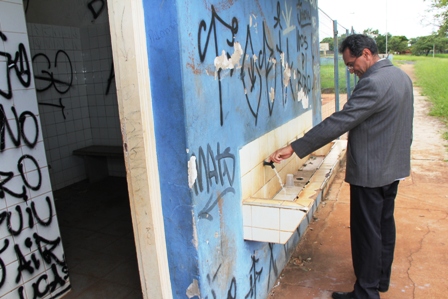 Pastor Raimundo verifica área depredada por vândalos e vai buscar soluções