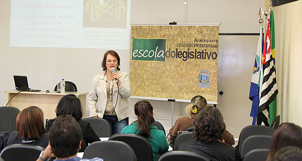 Curso “Introdução à Administração Pública” qualifica o debate político