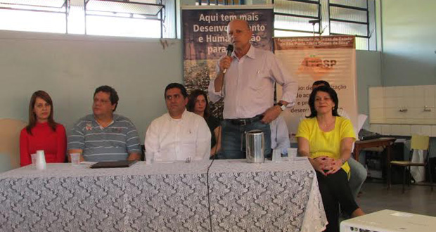 Chediek representa a Câmara em entrega do Kit Cinema no Assentamento Monte Alegre