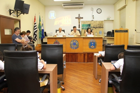 Escola do Legislativo da Câmara Municipal recebe crianças para visita monitorada