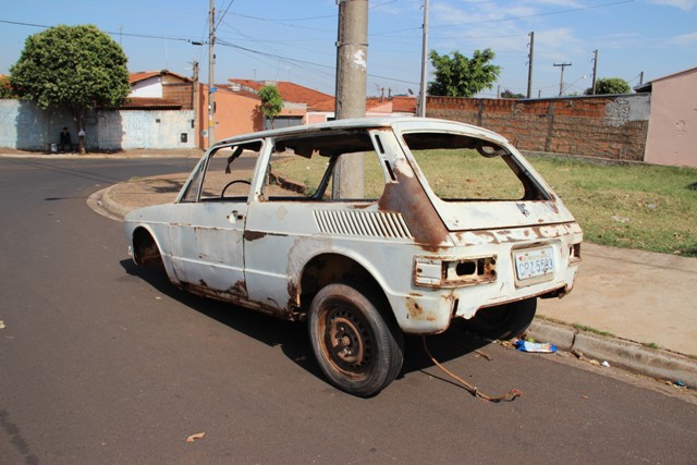 Jair Martineli cobra providências sobre carros abandonados
