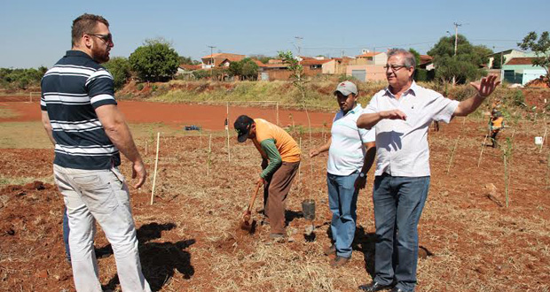 Jair Martineli acompanha plantio de mudas no Águas do Paiol 
