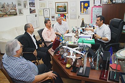 Adilson Vital participa de ato de assinatura de permissão de uso de área para empresa