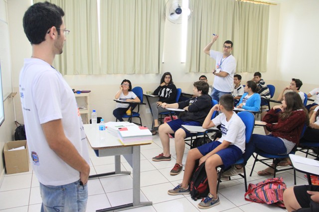 Parlamento Jovem encerrou primeira etapa nas escolas alterando clichês da política