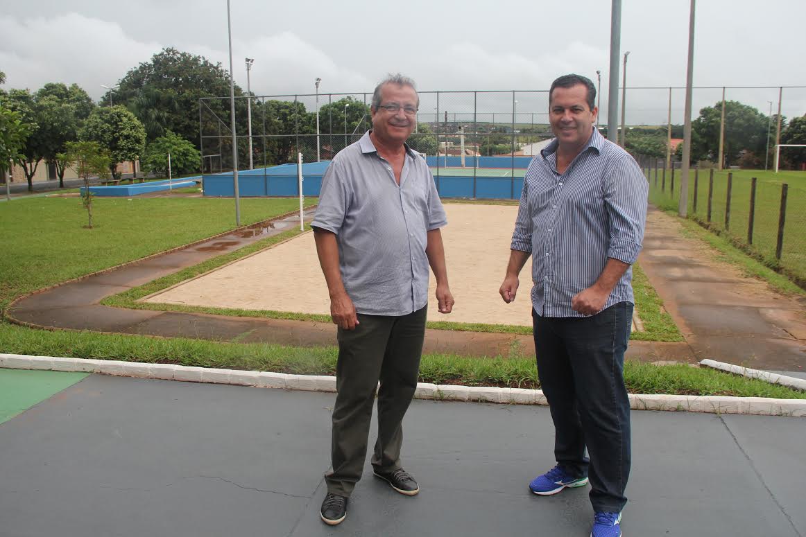 Jair Martineli acompanha final da readequação da praça do Imperador