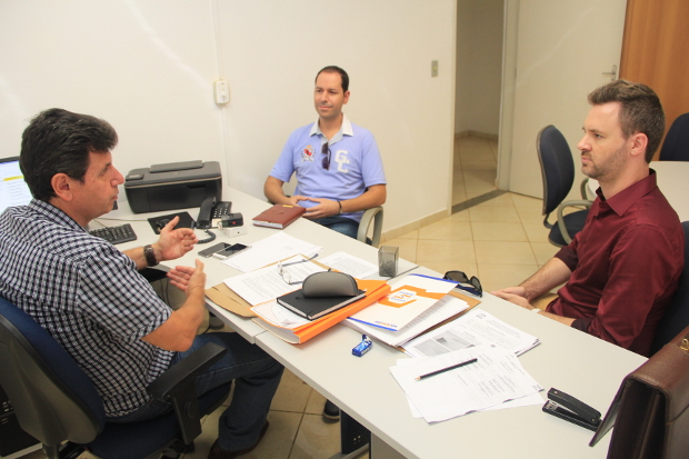 Roger Mendes e Rafael de Angeli visitam a Guarda Municipal