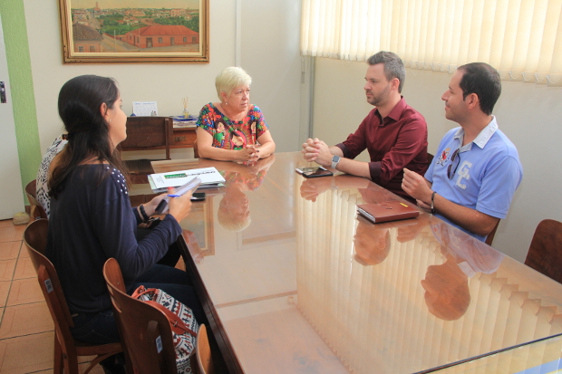 Escola do Legislativo apresenta projeto Parlamento Jovem à Diretoria Regional de Ensino