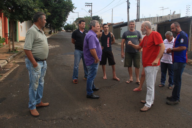 Tráfego de caminhões causa prejuízo a moradores da Vila Esperança