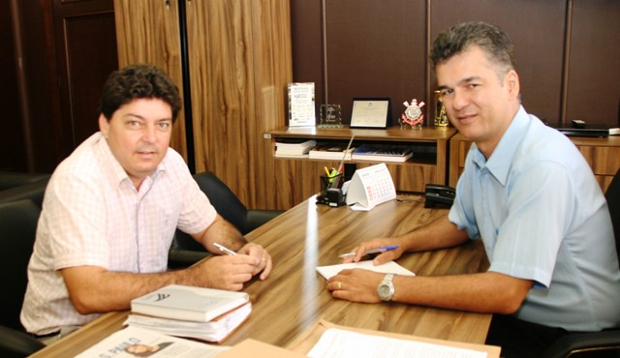 Yashuda recebe assessor do secretário estadual da Habitação