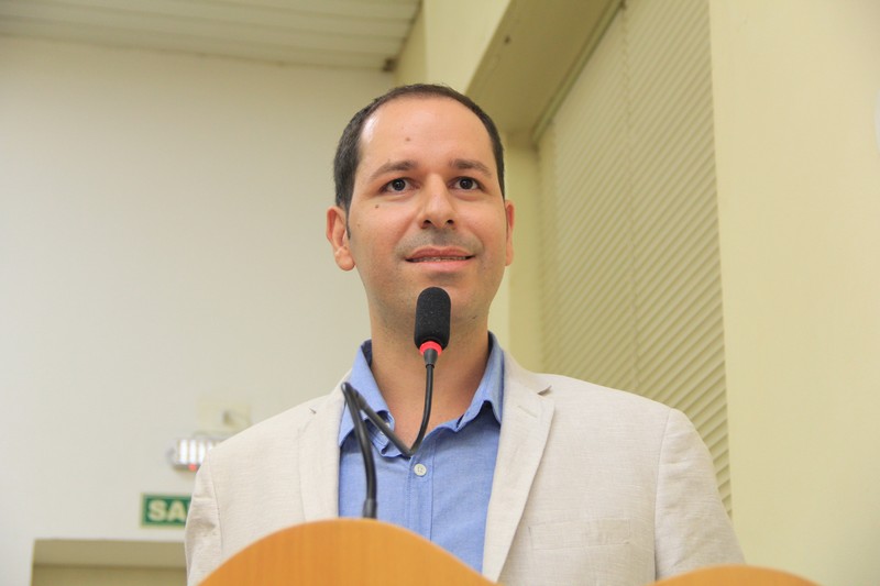 Roger Mendes pede redução de jornada para servidores com filhos com deficiências