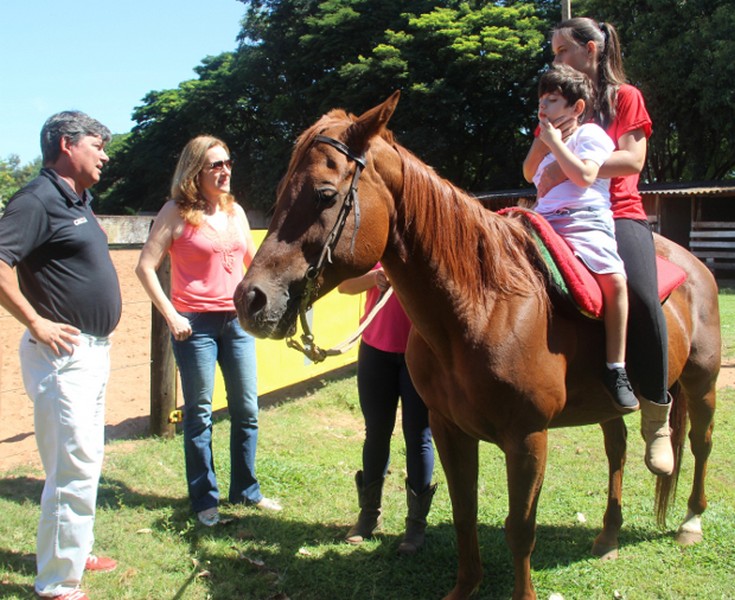 Juliana Damus e secretário de Esportes conhecem haras com objetivo de ampliar vagas de equoterapia