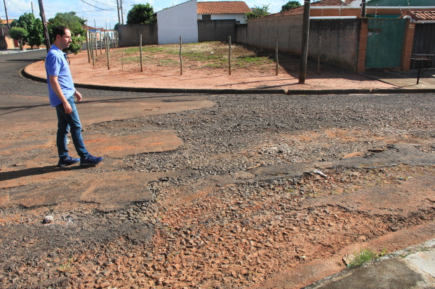 Moradores da região do Selmi Dei reclamam de situação de avenida