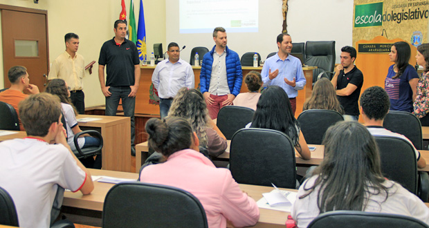 Estudantes experimentam nova percepção sobre política no projeto Visite a Câmara