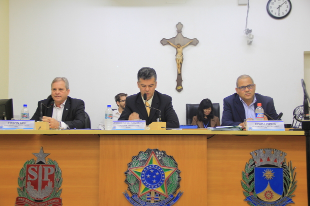 Aprovado projeto que reajusta salários dos servidores municipais