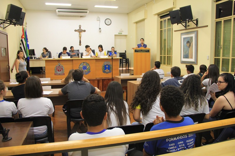 Vereadores mirins ocupam as cadeiras dos titulares na preparação para a Sessão do Parlamento Jovem