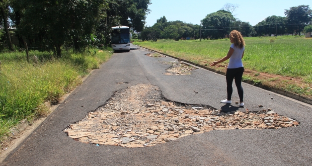 Thainara Faria percorre bairros para verificar possíveis melhorias na sinalização de trânsito