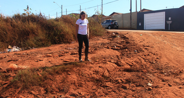 Thainara Faria fiscaliza demandas em bairros da cidade