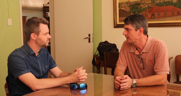Rafael de Angeli e novo diretor regional discutem educação
