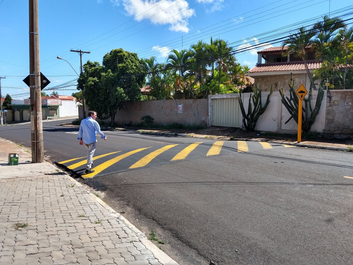 Redutor de velocidade é implantado em trecho da Henrique Lupo