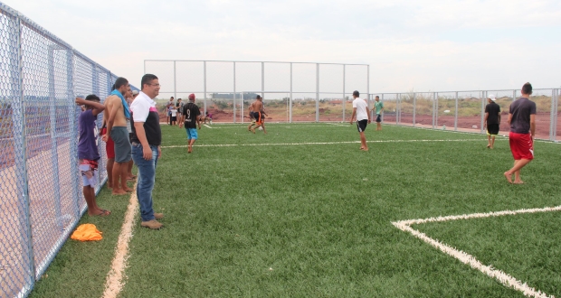 Três bairros da cidade ganharão campos e quadras esportivas