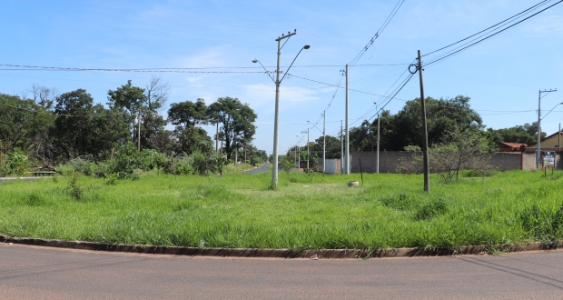 Viabilidade de adoção de rotatória no Jardim dos Industriários é verificada por representantes do Daae