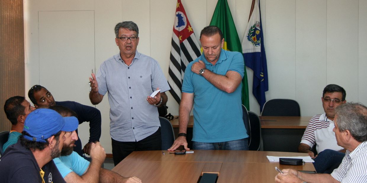 Caçambeiros, vereadores e prefeito se reúnem para tratar de projeto de combate à dengue