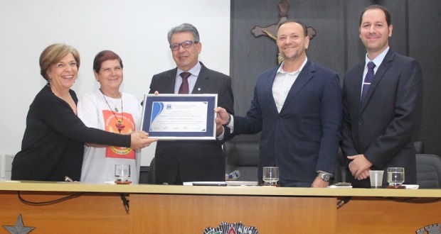 Maria Lúcia Akutsu é homenageada com Diploma de Atuação na Política Sobre Drogas 2019 (com vídeo)