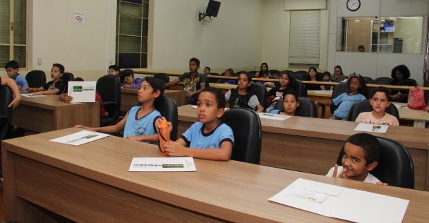 Estudantes do Assentamento Monte Alegre visitam a Câmara