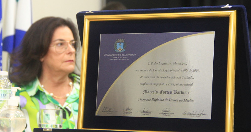 Legislativo confere Diploma de Honra ao Mérito a farmacêutico do município  — Câmara Municipal